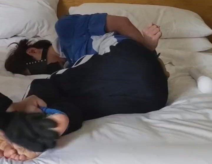 反绑小男生，狂刷大脚板.MP4_20260303_121714606.jpg