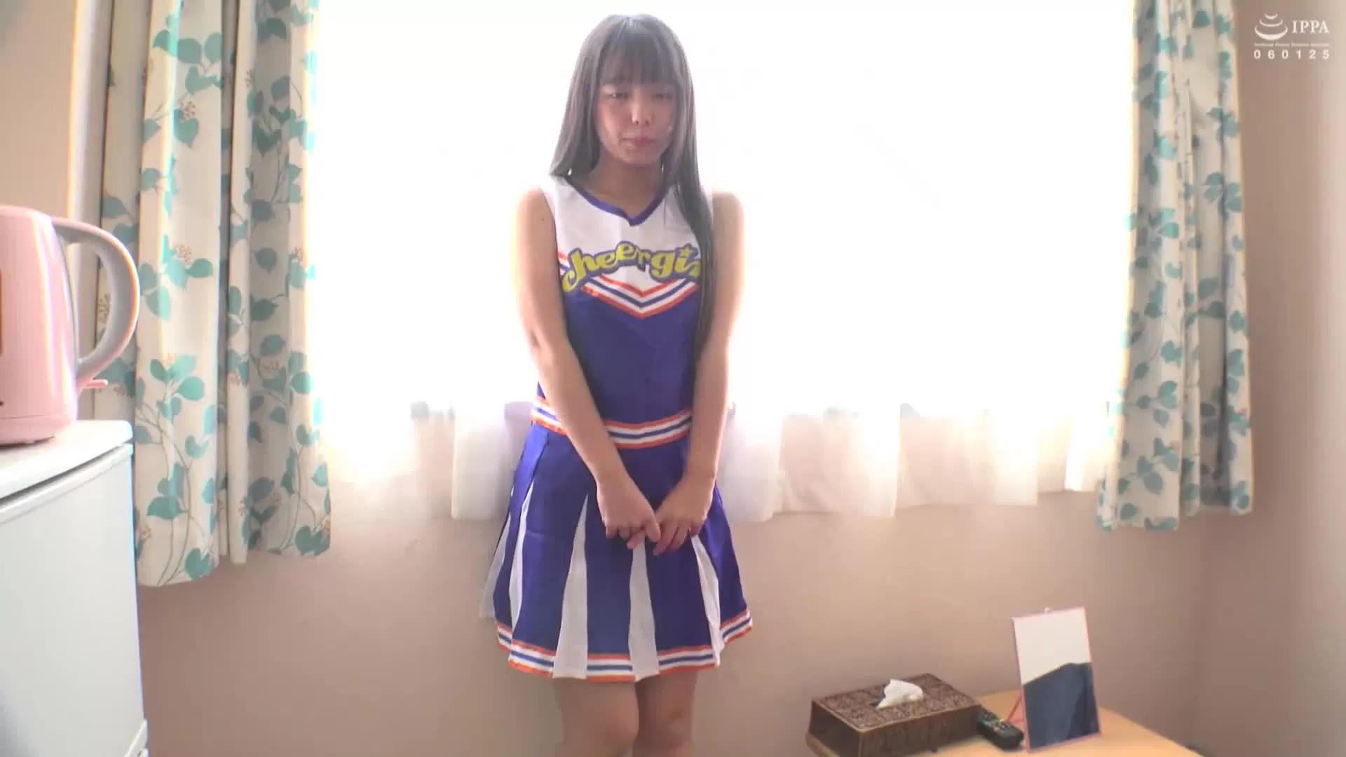 人気女優 泉りおんチャン チアガール拘束脇くすぐり！_15_0.webp