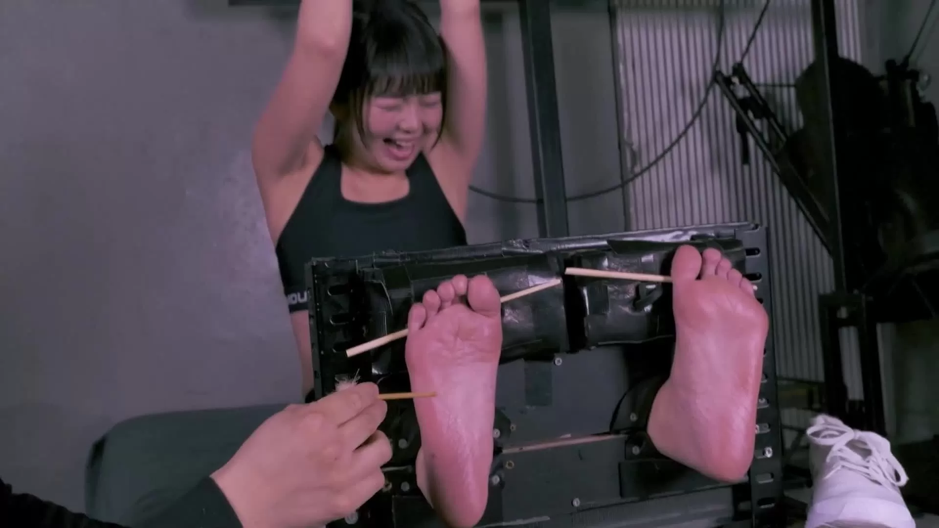 足裏くすぐり感度UPショー-泉りおん_4_4.webp