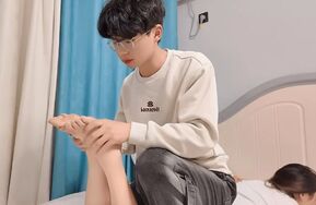 尾随佳佳之白袜运动鞋（在线播）