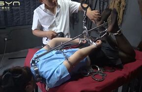 【背后一击】打晕全身金属玩弄挠痒（在线播）