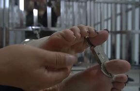【笼中绝境】女队员青禾搭救队长也被打晕关笼金属镣铐挠脚心（在线播）